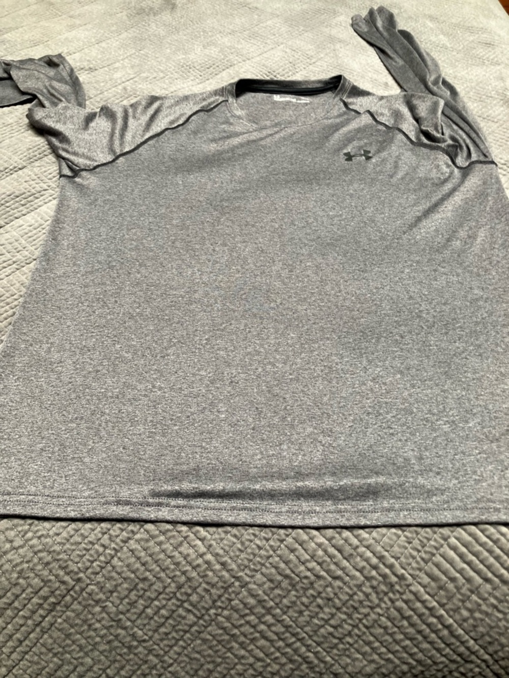 Under Armour Heather Gray Athletic Short Sleeve Tee. 661